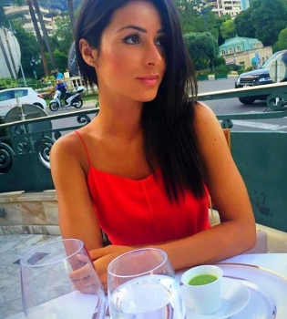 Без комплексов: Злата Огневич показала себя в маске и с полотенцем на голове