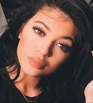 Кайли Дженнер без макияжа