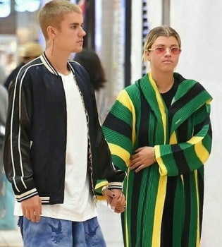 Романтика для двоих: Джастин Бибер замечен со своей новой возлюбленной в Токио