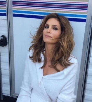 За кулисами красоты: Синди Кроуфорд и Кайя Гербер показали, как ухаживают за лицом