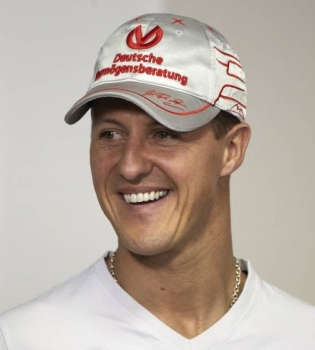 Официально: знаменитый автогонщик Михаэль Шумахер идет на поправку