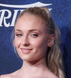 Софи Тернер показала сексуальную фигуру в мини-платье