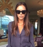 Фотофакт: Виктория Бекхэм отправилась плавать на надувном лебеде