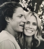 Поцелуй на закате: Хайди Клум позирует с возлюбленным Вито Шнабелем