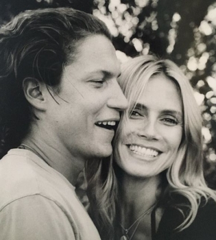 Поцелуй на закате: Хайди Клум позирует с возлюбленным Вито Шнабелем