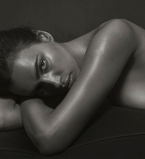 Черно-белый соблазн: Ирина Шейк обнажилась для мужского глянца