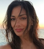 Видео: Николь Шерзингер в бикини станцевала сексуальный танец под душем