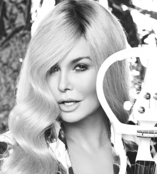 Ассия Ахат стала блондинкой