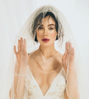 Мария Яремчук в наряде невесты