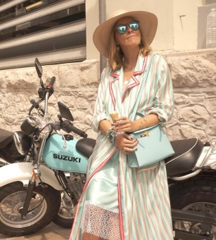 Ксения Собчак интригует поклонников снимками с округлившимся животиком