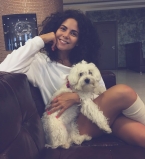 Настя Каменских гуляет на костылях в коротком мини