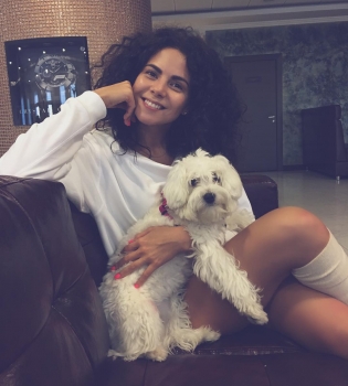 Настя Каменских гуляет на костылях в коротком мини