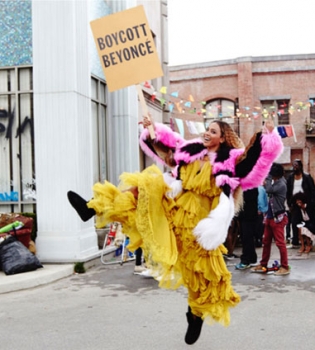 Творческое закулисье: Бейонсе показала, как снимались клипы на песни из альбома Lemonade