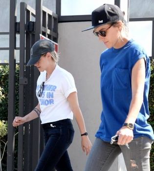 Всегда вместе: Кристен Стюарт и Алисия Каргайл на прогулке в Лос-Анджелесе