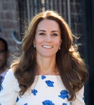 Само очарование: Кейт Миддлтон покорила публику стильным нарядом и лучезарной улыбкой