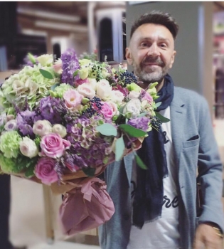 Сергей Шнуров с букетом