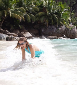 Беременная Ксения Собчак показала округлившийся животик в купальнике