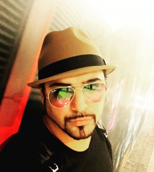 Солист группы "Корни"