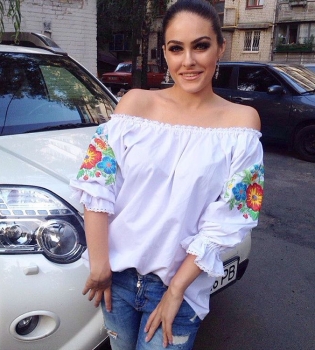 Маша Собко покорила поклонников модным образом в вышиванке