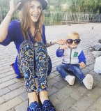 Слава Каминская гуляет со своими подросшими детьми