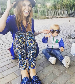 Слава Каминская гуляет со своими подросшими детьми