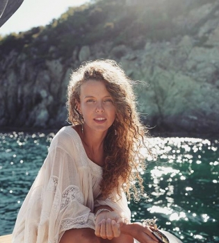 Молодая мама Инна Цимбалюк показала фигуру в купальнике