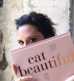 Виктория Бекхэм с книгой