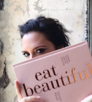 Виктория Бекхэм с книгой