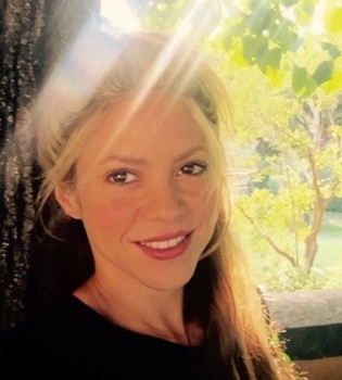 Веселье на работе: Шакира порадовала поклонников зажигательным танцев в студии