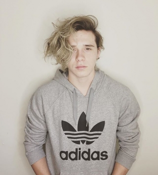 Горячо: Бруклин Бекхэм оголил накачанный торс