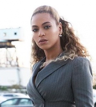 Стильные и счастливые: Бейонсе поделилась новым фото с Джей-Зи