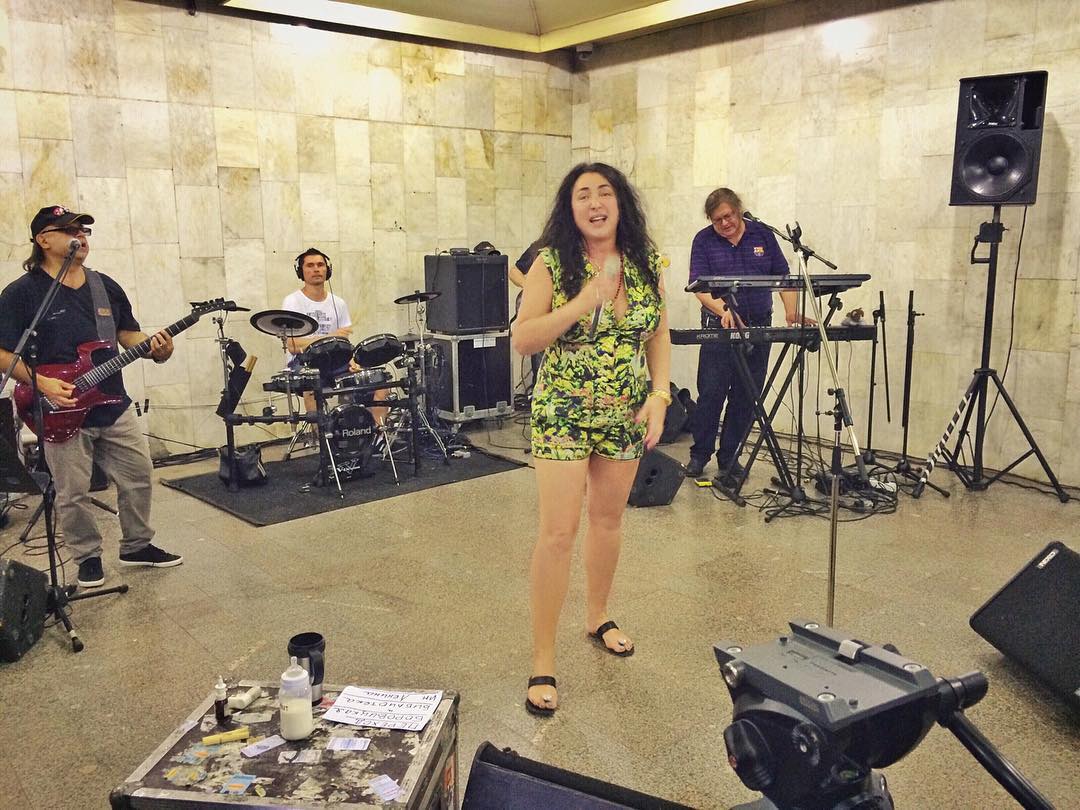Лолита устроила концерт в подземном переходе московского метро