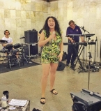 Лолита устроила концерт в подземном переходе московского метро