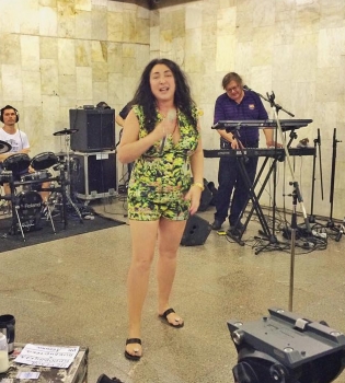 Лолита устроила концерт в подземном переходе московского метро