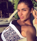 Санта Димопулос провожает лето в жаркой Италии