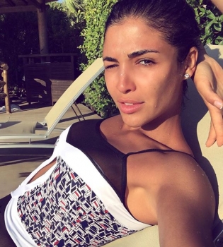 Санта Димопулос провожает лето в жаркой Италии