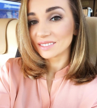 Похудевшая Анфиса Чехова демонстрирует плоский живот и стройные ноги