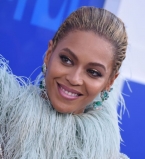 Маленькая звезда: дочь Бейонсе покорила публику роскошным нарядом на MTV Music Awards