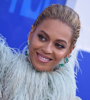 Маленькая звезда: дочь Бейонсе покорила публику роскошным нарядом на MTV Music Awards