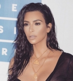 Ким Кардашьян появилась на светском мероприятии полураздетая и с мокрыми волосами