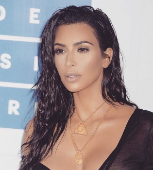 Ким Кардашьян появилась на светском мероприятии полураздетая и с мокрыми волосами