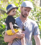 Семейная прогулка: Джастин Тимберлейк показал подросшего сына