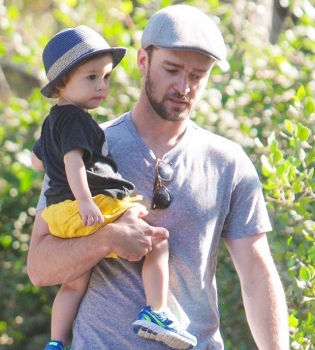 Семейная прогулка: Джастин Тимберлейк показал подросшего сына