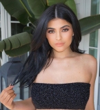 Сексуально: поклонники в восторге от пикантного дизайна джинсов Кайли Дженнер