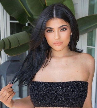 Сексуально: поклонники в восторге от пикантного дизайна джинсов Кайли Дженнер