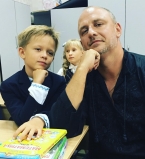 И снова в школу: как звезды отвели своих детей на первый звонок