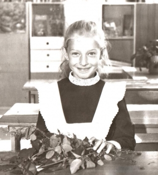 Звезды показали свои раритетные снимки с первого сентября