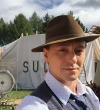 Сергей Безруков гуляет с крошечной дочерью во время съемок