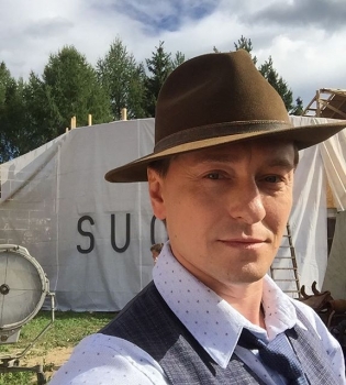 Сергей Безруков гуляет с крошечной дочерью во время съемок