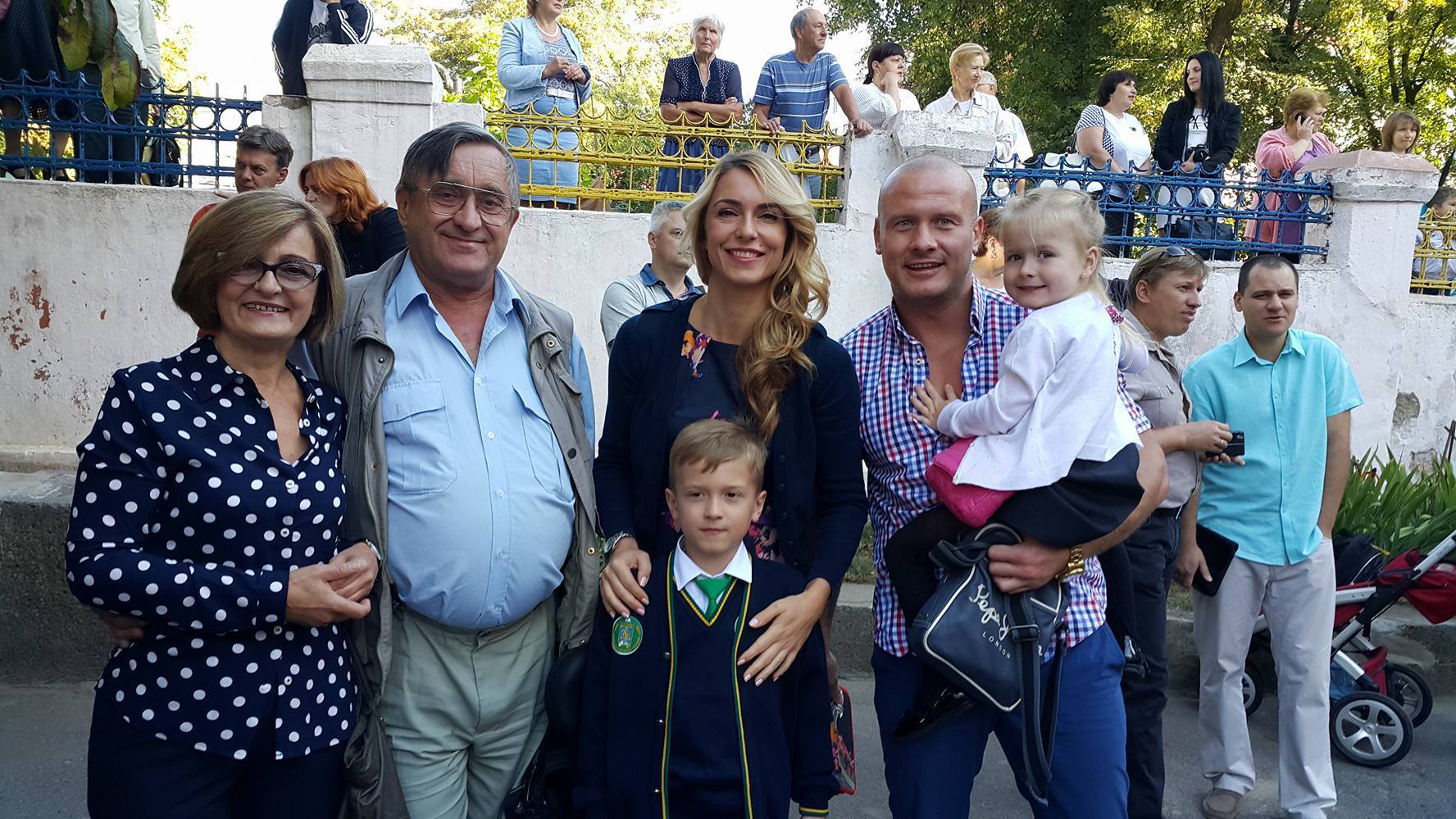 Вячеслав Узелков и его жена отвели сына Роберта в первый класс